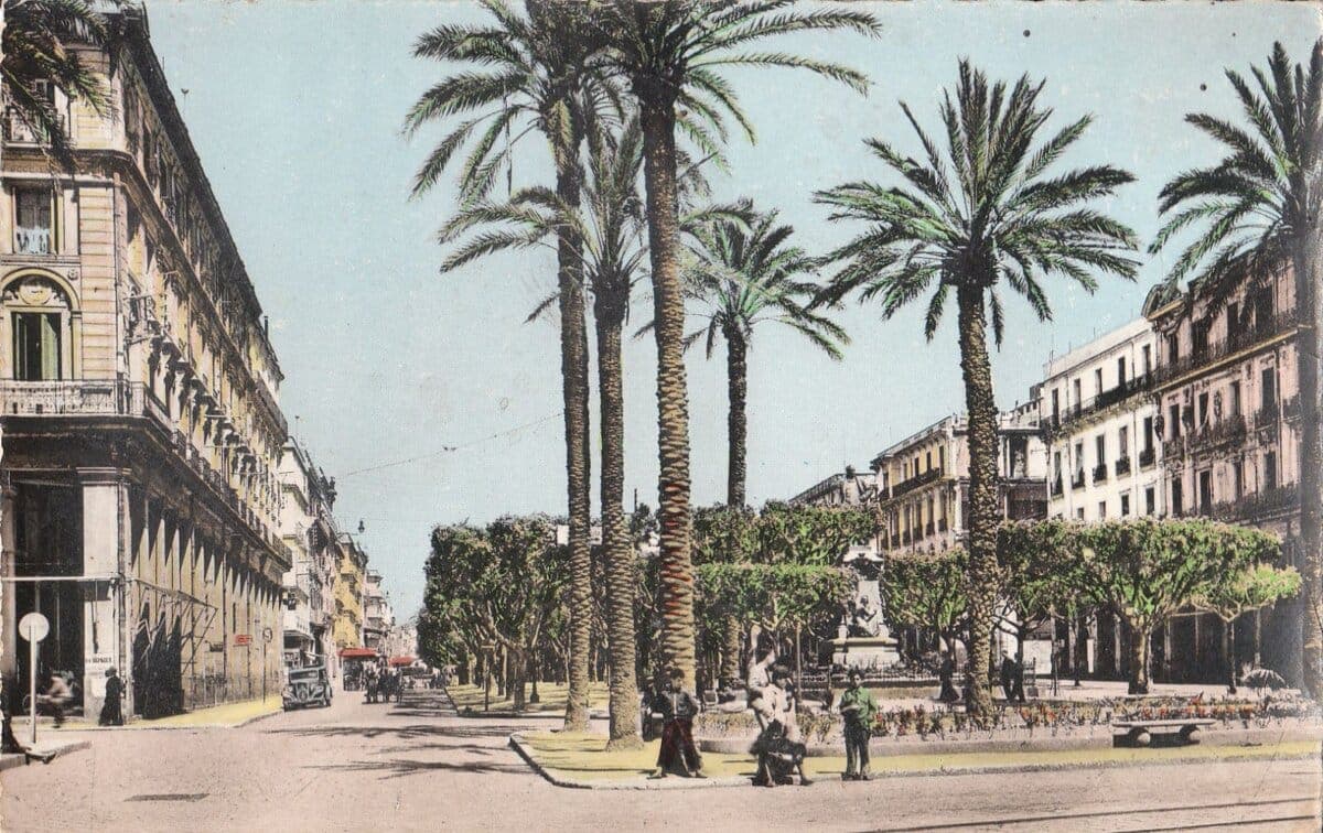 Le Cours de la Révolution à Annaba, carte postale ancienne