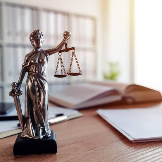 Statue de la Justice tenant la balance, sur le bureau du cabinet